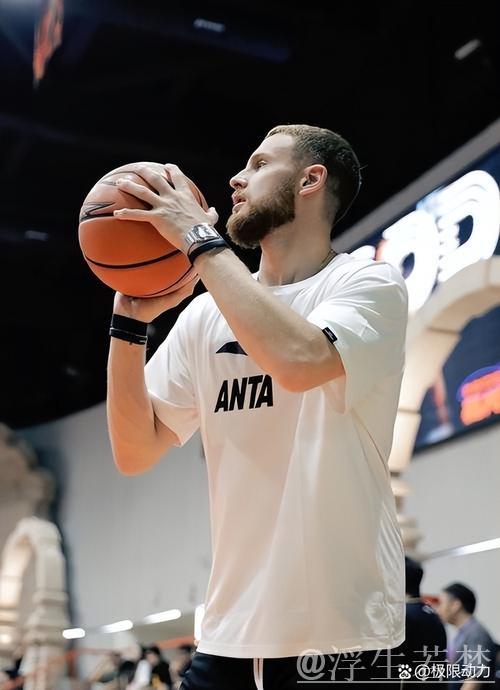 森林狼打出15-0高潮领先勇士10分,迪温琴佐突破上篮得分